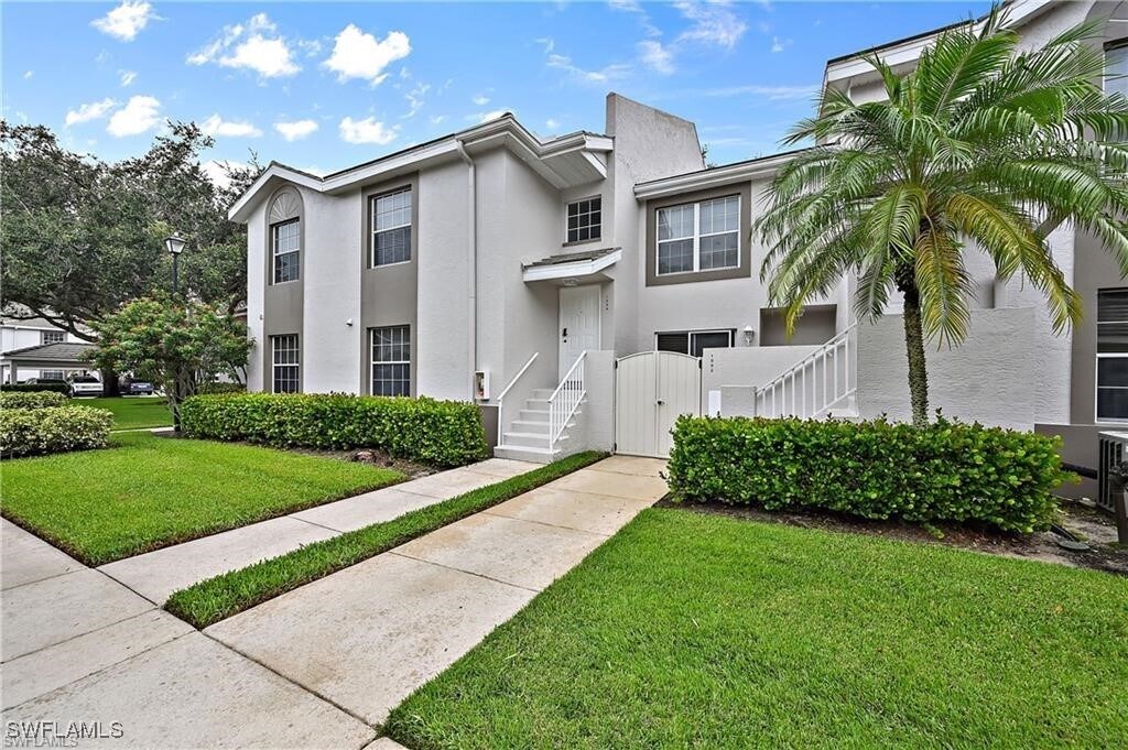 3740 Fieldstone Blvd in Naples, FL - Building Photo