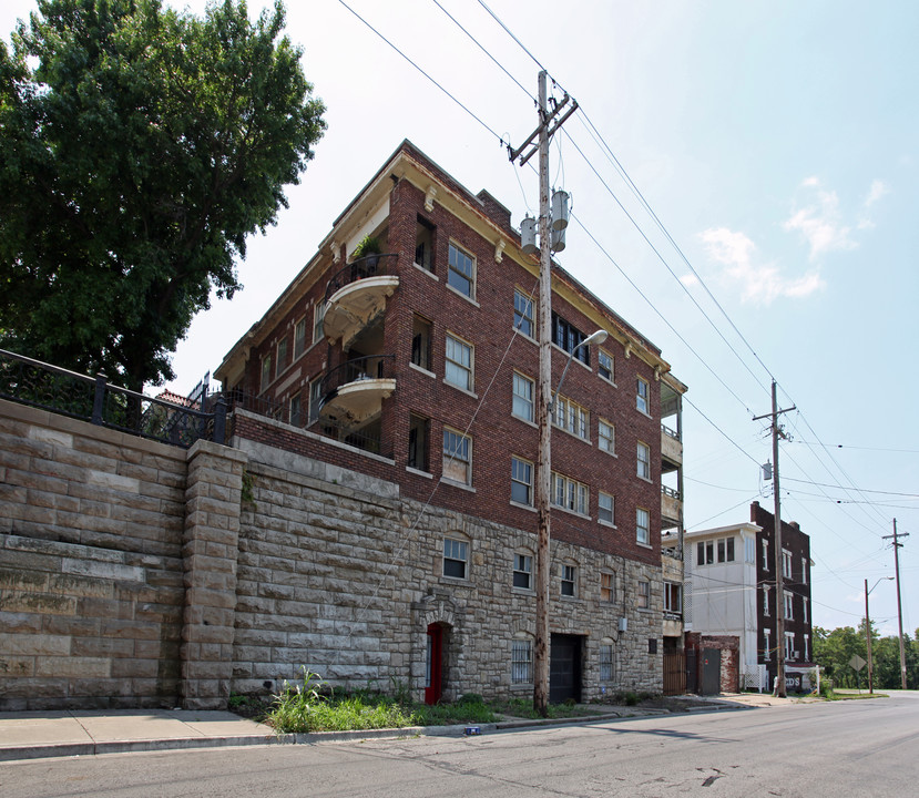 300 Gladstone Blvd in Kansas City, MO - Foto de edificio