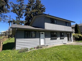 2325 Bowen Rd in Nanaimo, BC - Building Photo