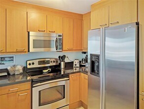 225 Collins Ave in Miami Beach, FL - Building Photo - Building Photo