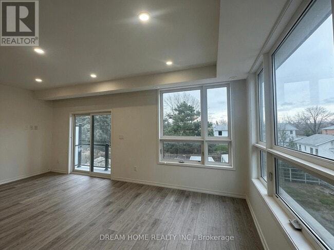 22 Lytham Grn Cir in Newmarket, ON - Building Photo - Building Photo