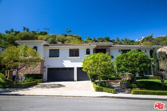 3685 Benedict Canyon Ln in Los Angeles, CA - Building Photo - Building Photo