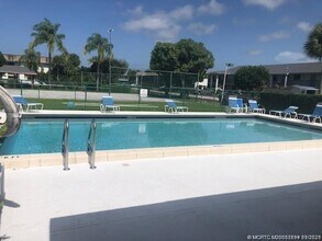 1290 SE Parkview Pl in Stuart, FL - Building Photo - Building Photo