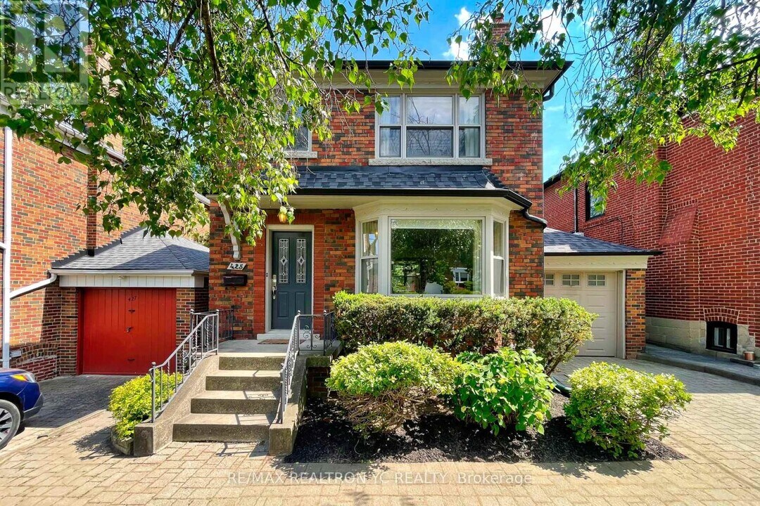 425 Broadway Ave in Toronto, ON - Building Photo