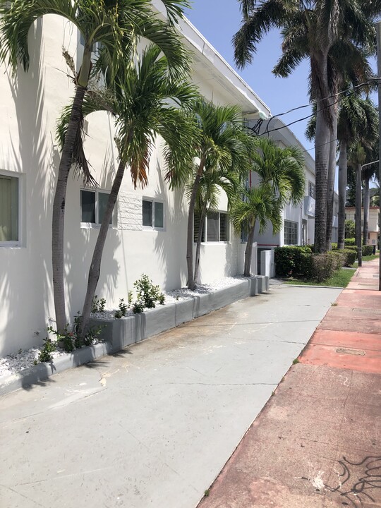 8329 Byron Ave, Unit 10 in Miami Beach, FL - Foto de edificio