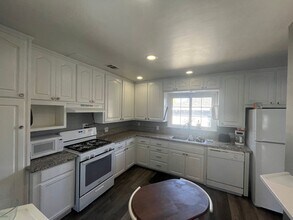 201 W A St in Tehachapi, CA - Building Photo - Building Photo