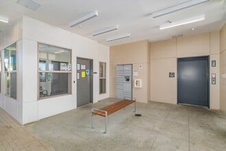 Main St Plaza in Roseville, CA - Building Photo - Interior Photo