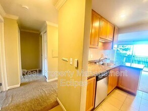 10110 NE 60th St in Kirkland, WA - Foto de edificio - Building Photo