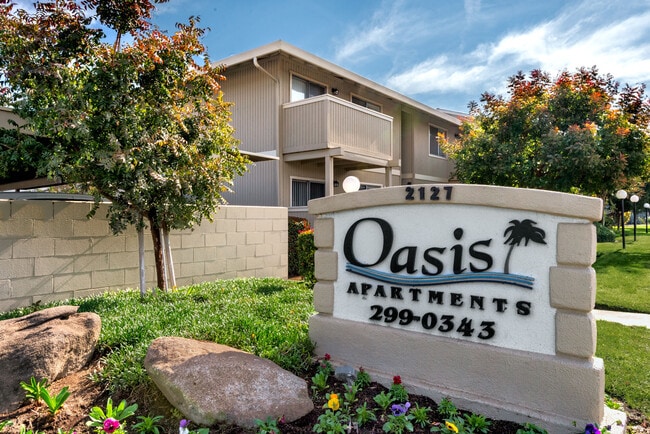 Oasis Apartments in Clovis, CA - Foto de edificio - Building Photo