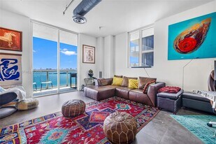 700 NE 25th St in Miami, FL - Building Photo