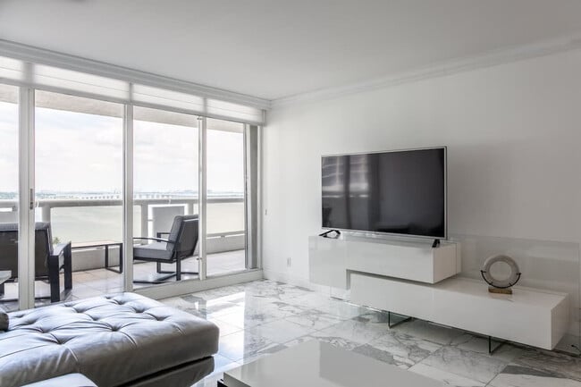 1717 N Bayshore Dr in Miami, FL - Building Photo - Building Photo
