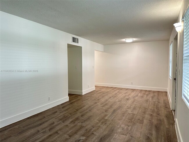 2500 Johnson St in Hollywood, FL - Building Photo - Building Photo