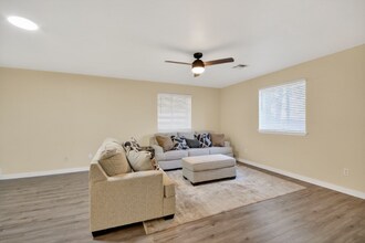 407 Corona Ave in Wiggins, CO - Foto de edificio - Building Photo