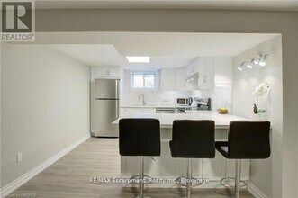 2093 Maplewood Dr in Burlington, ON - Building Photo - Building Photo