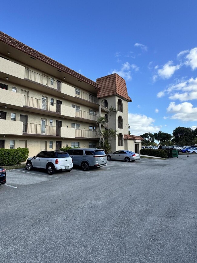 6061 N Falls Cir Dr in Lauderhill, FL - Foto de edificio - Building Photo