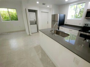 580 NW 34th St in Miami, FL - Building Photo - Building Photo
