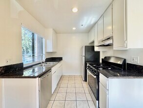 102 N Clark Dr in Los Angeles, CA - Building Photo - Building Photo