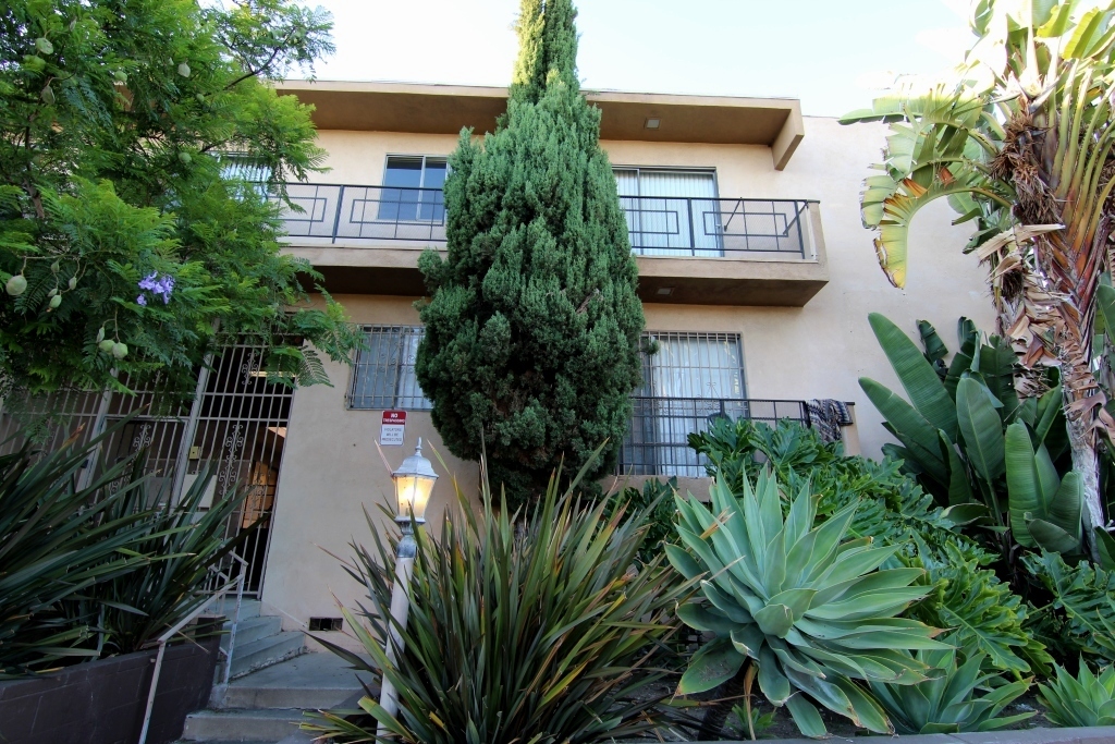 4663 Rosewood Ave, Unit 1 in Los Angeles, CA - Building Photo