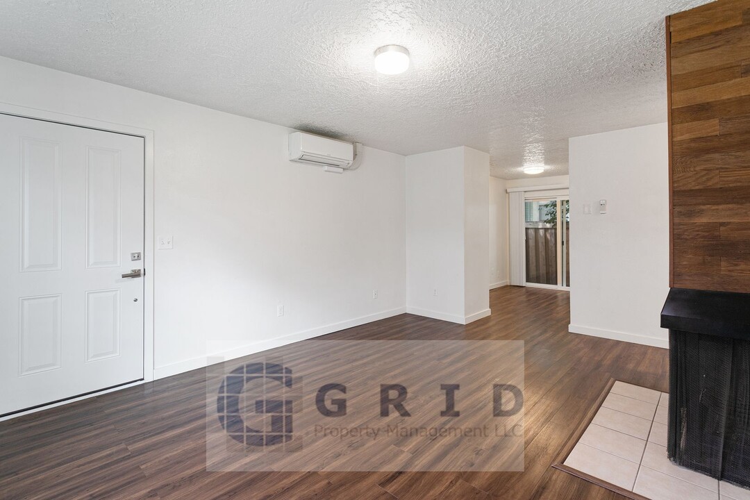 2933-2935-2935 NE Everett St in Portland, OR - Building Photo