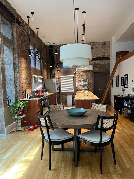 14 W 68th St in New York, NY - Building Photo