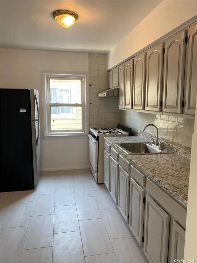 56-28 217th St in Queens, NY - Foto de edificio - Building Photo