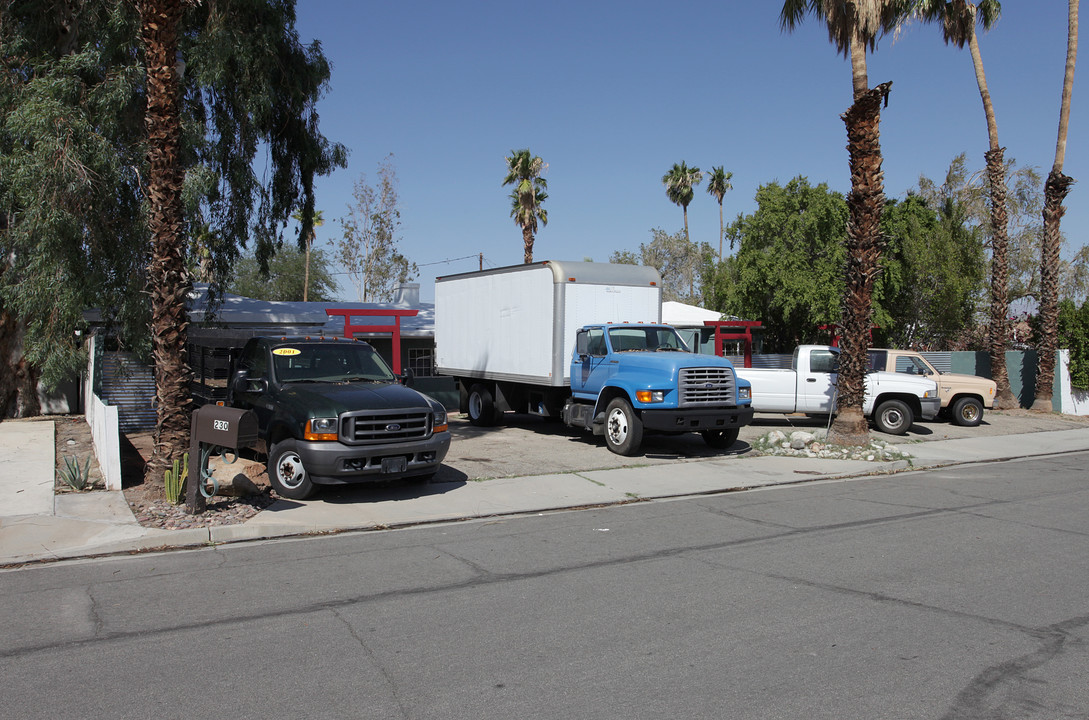 230 W Via Olivera in Palm Springs, CA - Building Photo