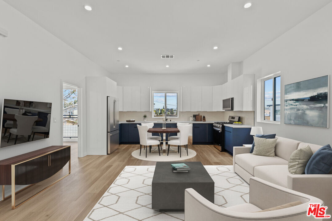 2921 Burnside Ave in Los Angeles, CA - Building Photo