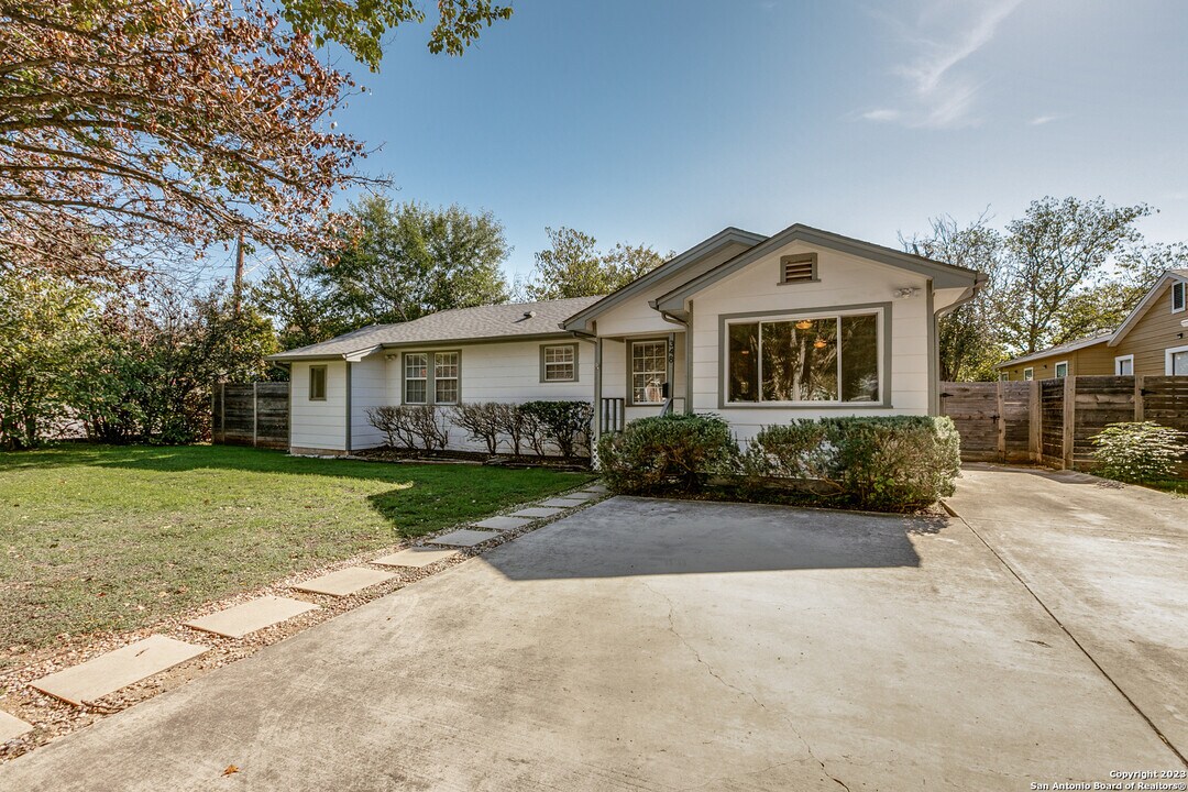 348 Redwood St in San Antonio, TX - Building Photo
