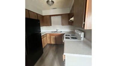 1415 W Norris St in El Campo, TX - Building Photo - Building Photo