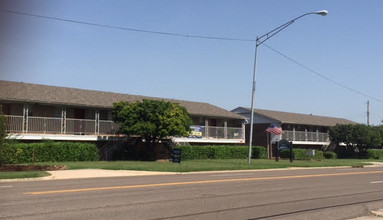 Cherokee Hills Apartments in Warr Acres, OK - Foto de edificio - Other