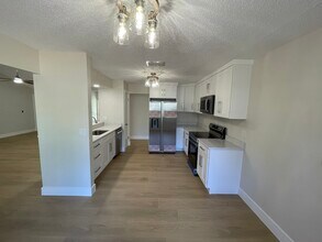 5010 Pennsbury Dr in Tampa, FL - Building Photo - Building Photo