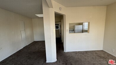 224 Falcon Ave in Long Beach, CA - Building Photo - Building Photo