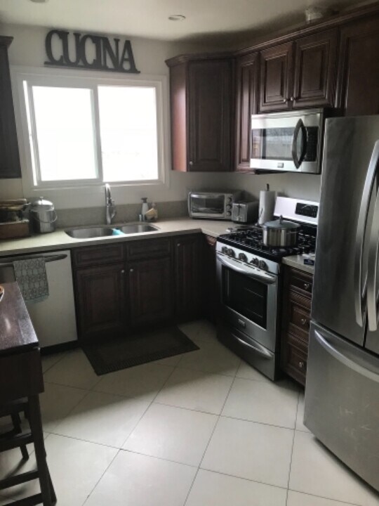 2510 Carnegie Ln in Redondo Beach, CA - Building Photo