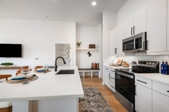 Finley on the Green in Charlotte, NC - Building Photo - Building Photo