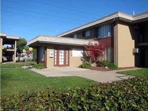 Sun Valley Apartments in Sacramento, CA - Building Photo - Building Photo