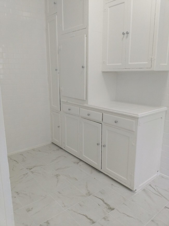 1801 N Kingsley Dr, Unit 3930-24 in Los Angeles, CA - Building Photo - Building Photo