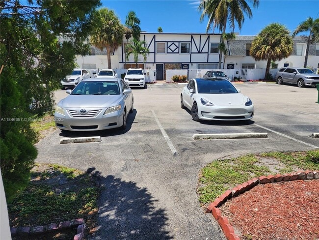 6744 SW 40th St in Davie, FL - Building Photo - Building Photo