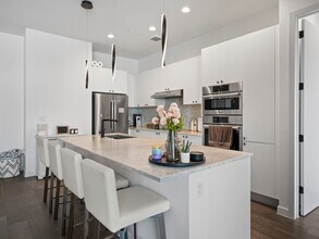 800 Embassy Dr, Unit APt 609 in Austin, TX - Building Photo - Building Photo