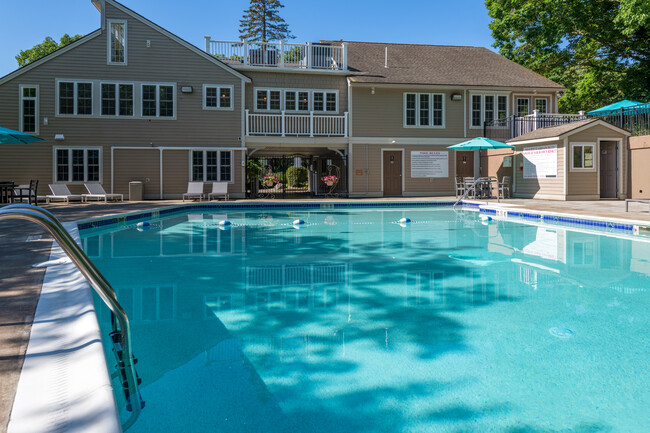 Cowesett Hills in Warwick, RI - Foto de edificio - Building Photo