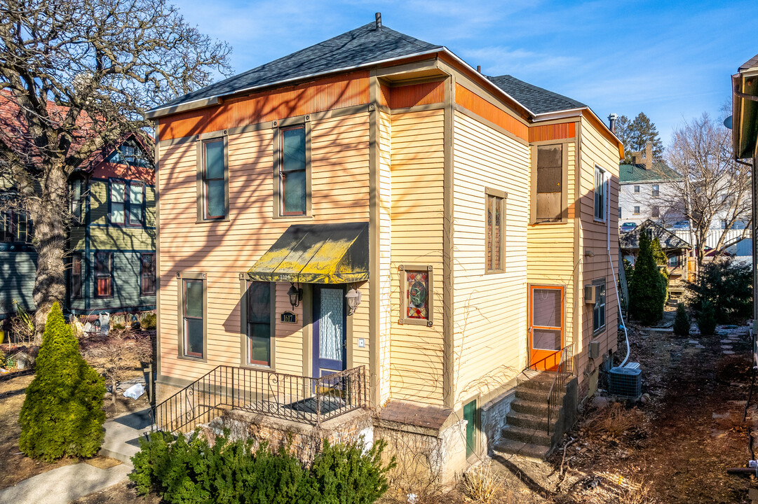 1617 Woodland Ave in Des Moines, IA - Foto de edificio