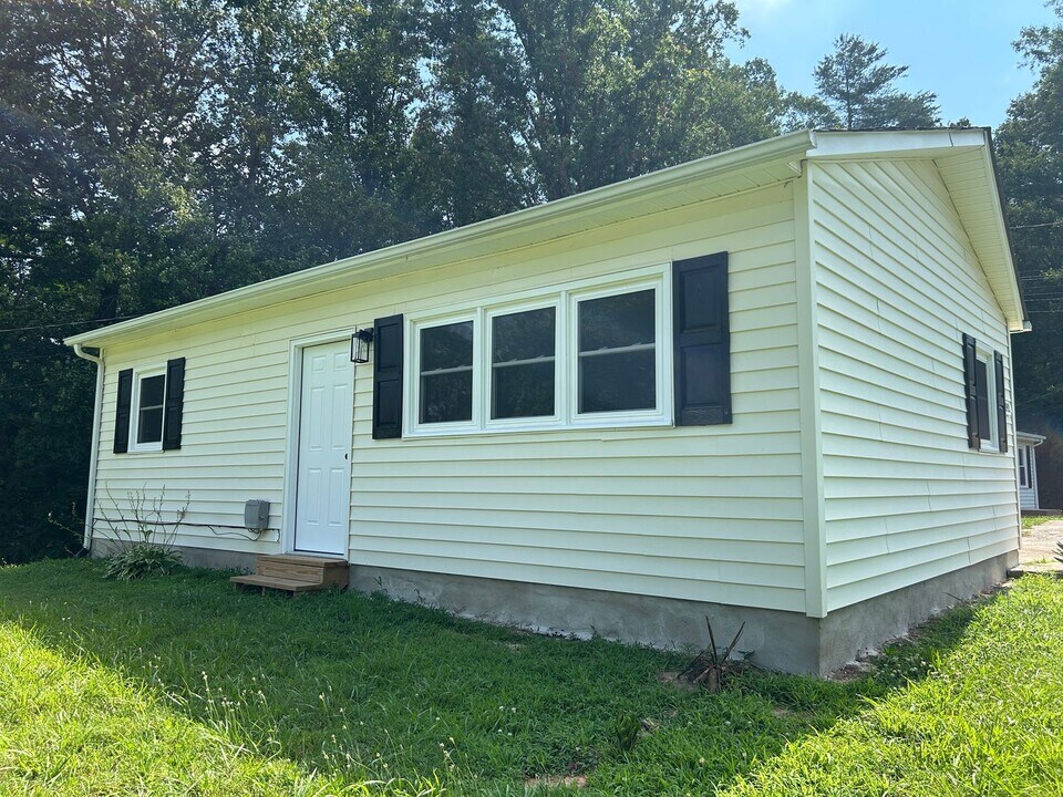 3992 Dug Hill Rd in Lenoir, NC - Building Photo