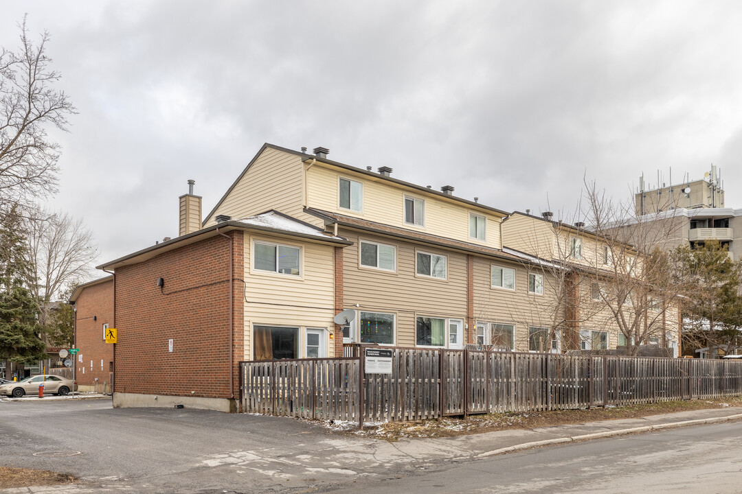 73 Lilas Pvt in Ottawa, ON - Building Photo