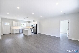 24 Glen Rd in Newtown, CT - Building Photo - Building Photo