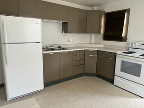 196-1 S Mount Vernon Ave, Unit Apt #1 in Uniontown, PA - Building Photo - Building Photo