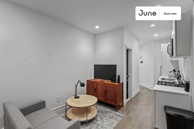 824 9th Ave in New York, NY - Building Photo - Building Photo