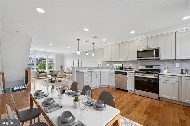 property at 125 W Berkley Ave