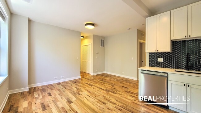 654 W Wrightwood Ave in Chicago, IL - Building Photo - Building Photo