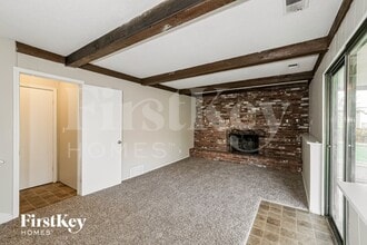 9916 Parkhill St in Lenexa, KS - Foto de edificio - Building Photo