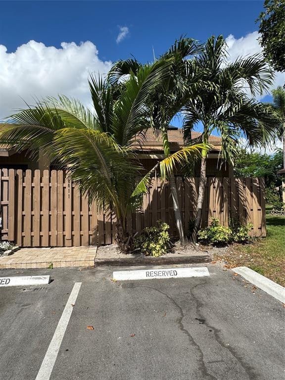 8011 SW 22nd Ct in Davie, FL - Foto de edificio - Building Photo