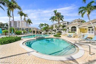 7671 Pebble Creek Cir in Naples, FL - Foto de edificio - Building Photo